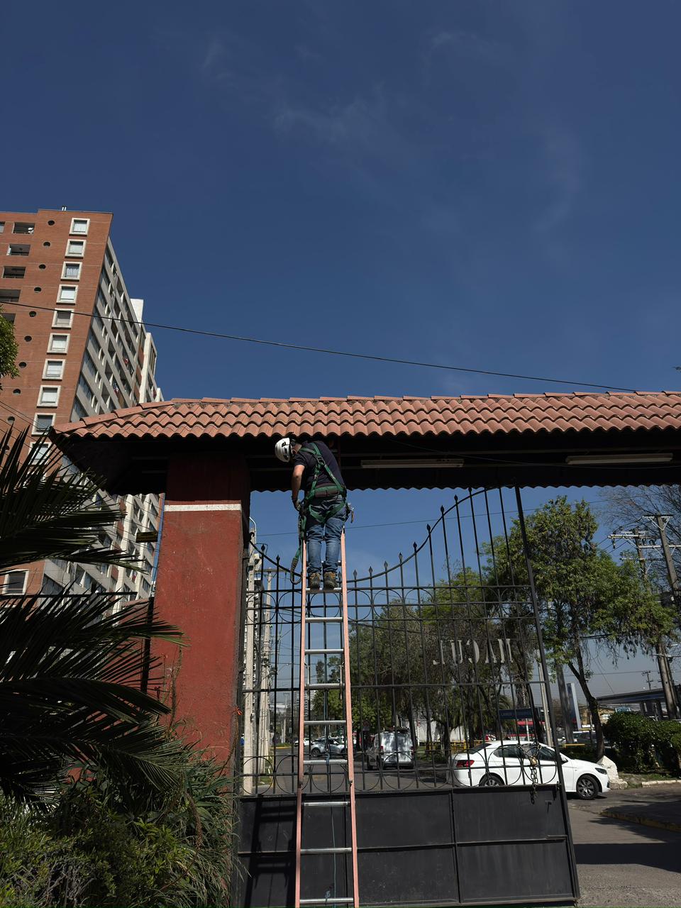 Técnico instalando línea de red en el área exterior.